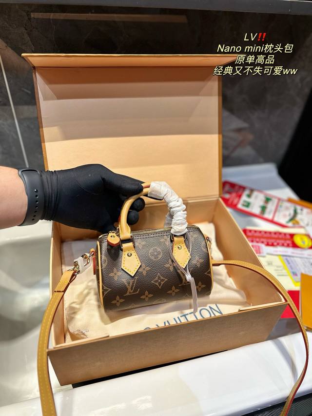 折叠礼盒 Lv Nano Mini枕头包 原单高品 真的很精致啊 一眼击中你的心 虽然小巧但是装的也很多 口红粉饼镜子卡包纸巾耳机都是可装的 包包可手提也可以斜