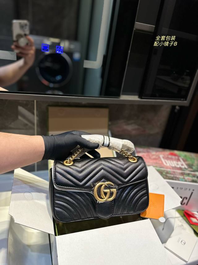 折叠飞机礼盒 Gucci古奇 经典百搭款marmont 酷奇双g 刺绣爱心单肩包斜挎包女包 美到无法无天的款式 今年简直引领时尚最in元素做了几个月的款 质量一