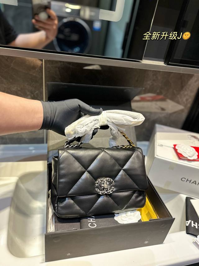 礼盒包装 最能chanel Hold的住任何身段的搭配一定不会出错 Chanel19手袋口盖包 轻盈绵柔质感山羊皮结合大菱格设计元素三种背法:斜挎 单肩 手提