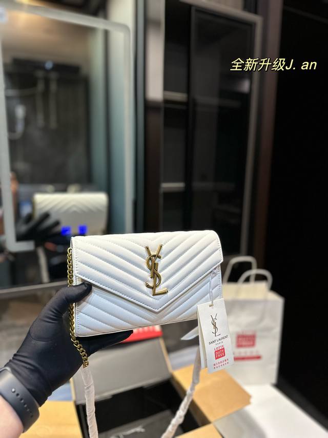 礼盒包装 Ysl 高级鱼子酱 信封包 Woc 新鲜出炉啦简直是美到人心啦 原版五金logo 首选进口皮料 质感超赞 所谓人人必备一款圣罗兰 这个款式必须自留 经