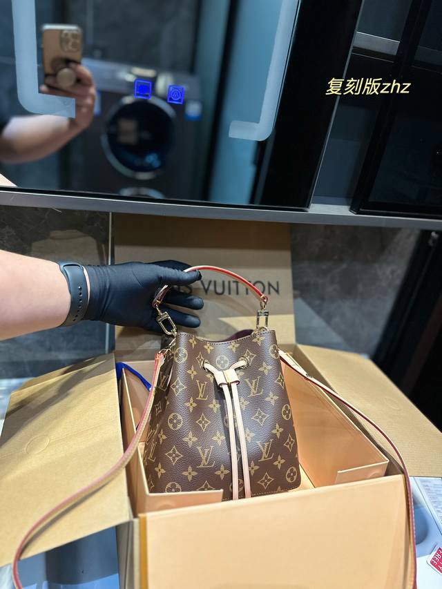 折叠飞机礼盒 又一新款王炸包 Lv 2024 Neonoe Bb Lvneonoebb新款小水桶继经典水桶和nanonoe的结合体 注定又是一只大爆款的节奏 它