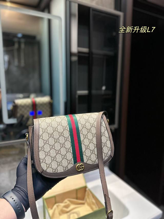 Gucci 马鞍包古奇lady Web复古皮革搭配杏布 简约百搭 经典之作 一如既往的喜欢 渐变复古颜色风靡时尚圈的gucci 将马鞍包复古风格显示的淋漓尽致