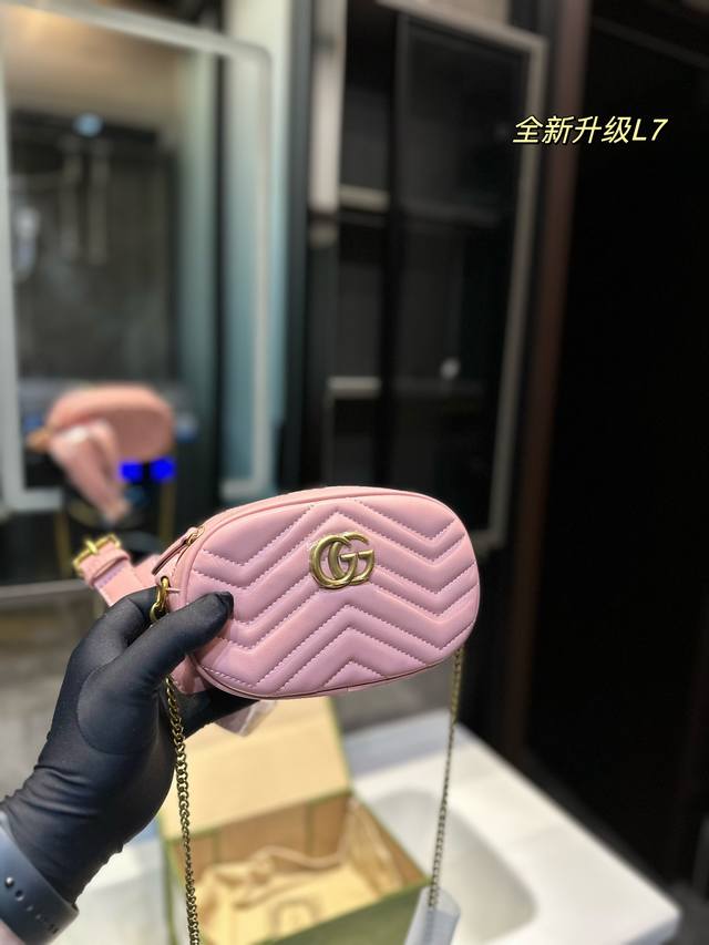 酷奇双g链条包 多用链条腰包 可以腰包 还可以胸包 还可以单肩包 原版皮内里 羊皮品质 颇具结构感的包包 配以手工刺绣间面线细节 采用鹿皮绒内衬 显得非常有质感