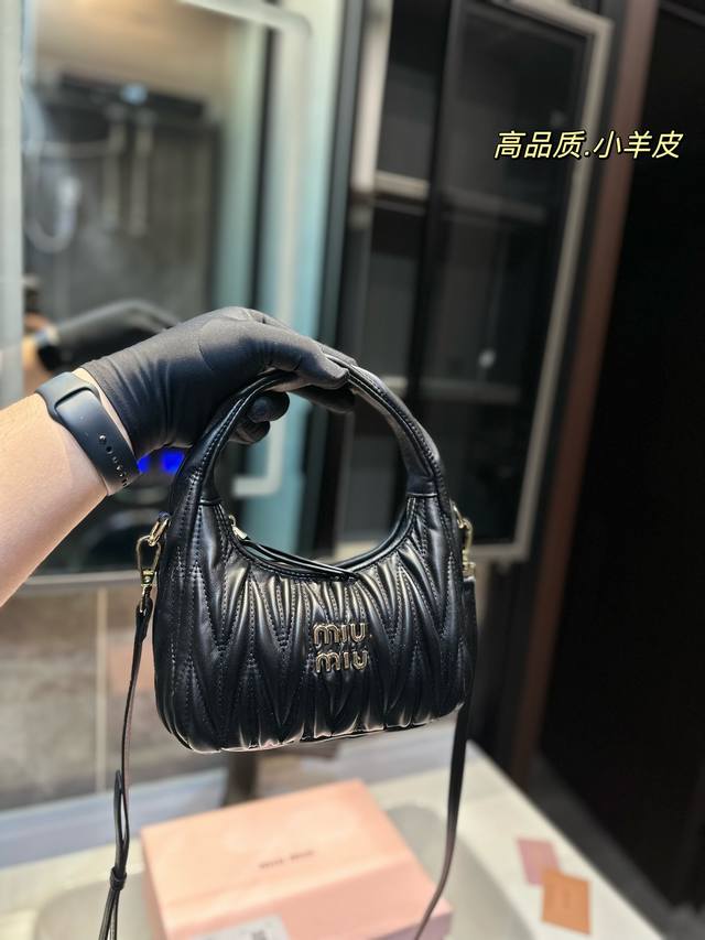 礼盒包装 Miumiu 新品wander Hobo 腋下包 采用进口小羊皮纹面料 华丽matelasse 工艺重释软羊革托特包活力而百搭的都市风廓形 赋予包身纹