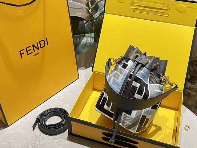 折叠礼盒 Fendi 限量款 Ceci Mini水桶包 米兰时装周街拍中 潮人们背的最多的包包大概就是fendi芬迪的这款小桶包了 经典布料 有种慵慵懒懒的街头