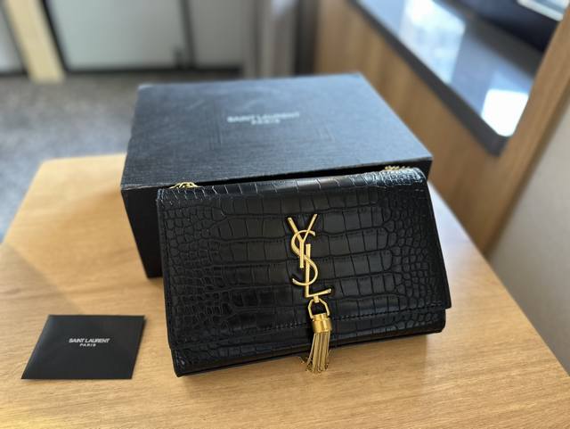 礼盒包装 Ysl Kate流苏包 圣罗兰王子文同款 Woc 链条包 圣罗兰 Ysl 专柜最新同步款 来自最新一季的绝妙设计 经典的monogram Logo点缀