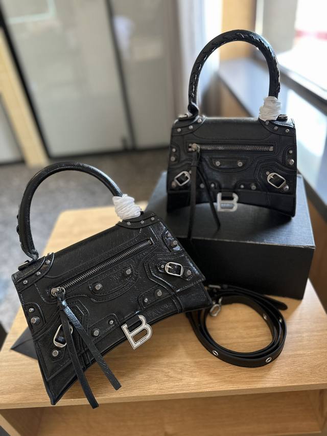 折叠礼盒 Balenciaga沙漏与机车包联名你听过吗 看看这只 Hourglass沙漏包与le Cagole 机车包的集合体沙漏包身种满机车包的玫瑰钉 黑色