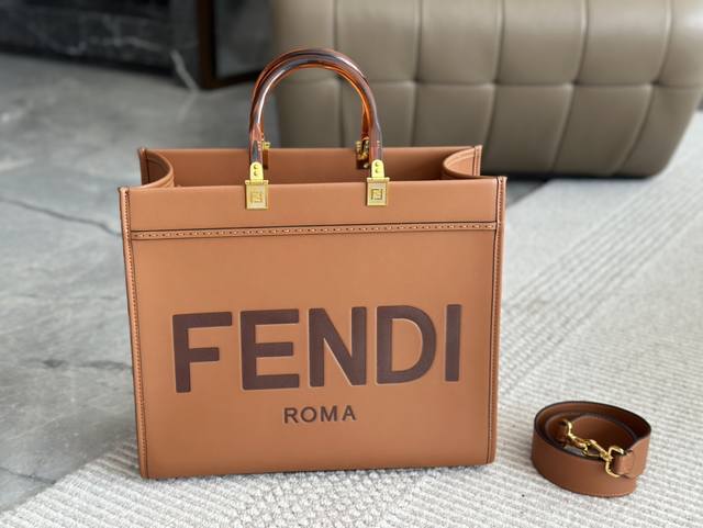 原版 芬迪logo的托特包fendi Tote 好看又酷炫的芬迪包包 渐变logo的设计 Fendi托特包 阳光手提袋 字母蛇皮logo手工缝线设计 玳瑁双手柄