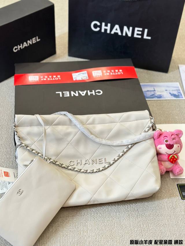 配星黛露 Chanel 22Bag 以数字命名的 垃圾袋 2021 年10 月 Chanel 品牌艺术总监virginie Viard在2022年春夏 时装秀_