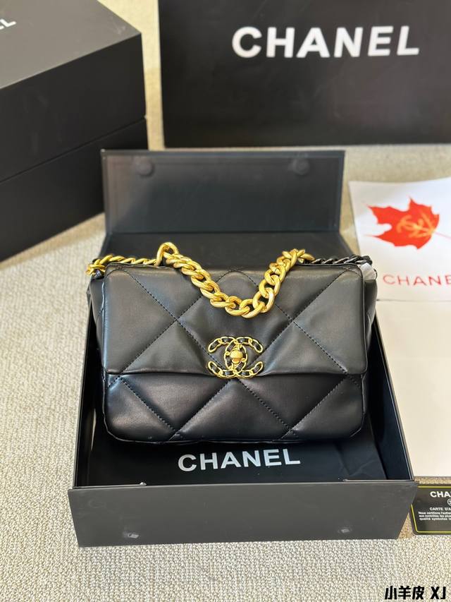 小羊皮 最能hold的住任何身段的搭配一定不会出错 Chanel19手袋口盖包[黑色] 轻盈绵柔质感山羊皮结合大菱格设计元素三种背法:斜挎 单肩 手提 链条拼接