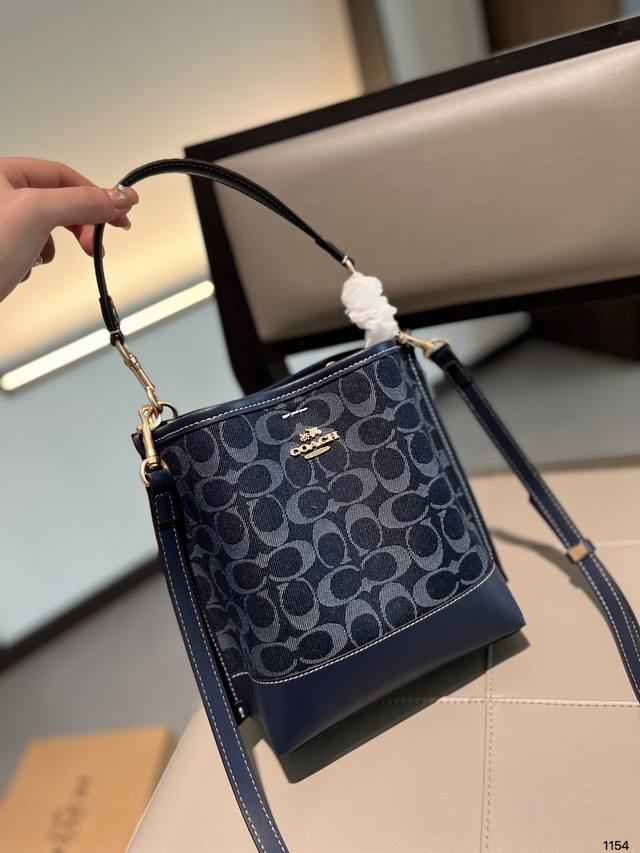 Coach Town Buckel水桶包 Coach蔻驰专柜品质 新款查理水桶包bucket手提单肩斜挎包 里外全超纤牛皮 耐用 时尚 百搭 颜值爆表 小红书热