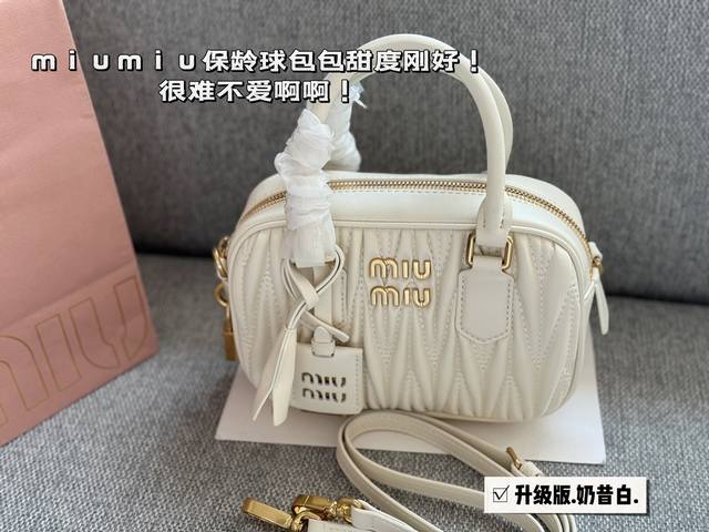 升级版配盒 Size 20*14Cm Miumiu保龄球包包甜度刚好 很难不爱啊啊 又奶又千金的感觉 可手拎也可斜挎 绝对不是小废包哦容量足足的 出场就是miu