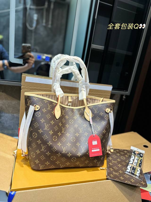 折叠飞机礼盒 Lv Neverfull 购物袋 入门级的款式哦 绝对的终身款 此物经典不言而喻 街拍和实用都是非常nb的选择 大家拿到后可以感受下 皮质颗粒之间