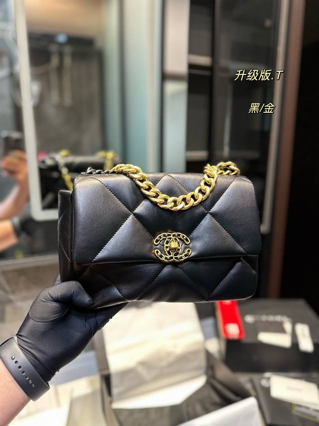 折叠礼盒 Chanel19Cha.Nel19手袋jennie 刘雯 欧阳娜娜同款 在ch.Anel秋冬秀上出现的手袋无疑是今年秋冬最热门的包包之一 Jennie