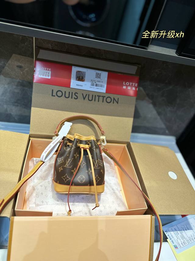 折叠飞机礼盒 Lv 23Ss 新款 Mini 小水桶 手柄的设计 比nano容量大 比bb更小巧 喜欢不要错过 彩色超细纤维粘合内衬 金色金属饰件 束绳闭合 尺