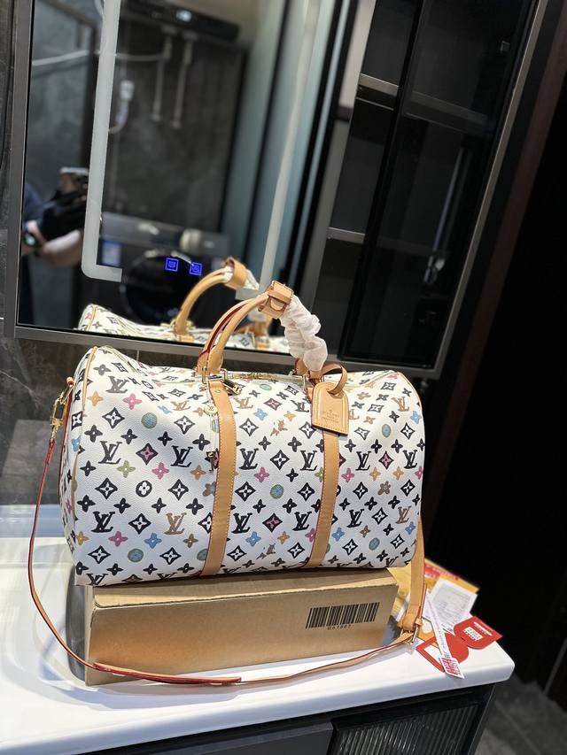 Lv 路易威登联名款keepall50.斜跨包旅行包 一只帅气能装的旅行袋 时尚爆发款火热来袭 经典设计大气可观男女通用款 包包采用原版皮质 超级厚实 耐磨 耐