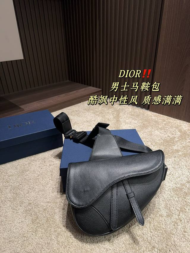 配盒尺寸27.19 迪奥dior 男士马鞍包 真正的无性别款 上身非常的酷飒 质感满满 虽说是男款但男生女生都完全可以驾驭 容量也是非常的可观哦