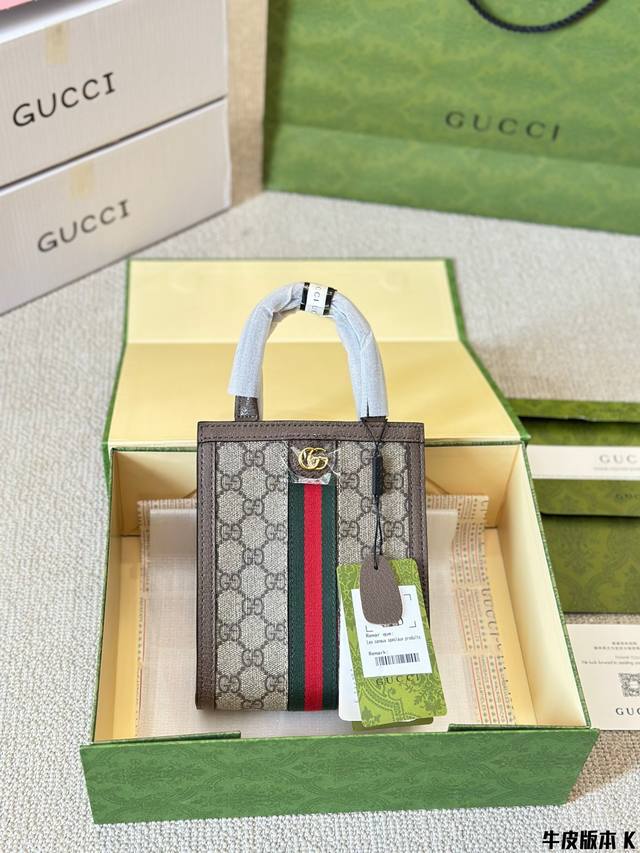 复刻版 牛皮 Gucci 新款mini Tote 老花 拼棕边 方正包型 复古 年轻 很酷 很好搭配衣服 这一枚侧面够宽 容量很足 可以肩背 手提 肩带可以调节