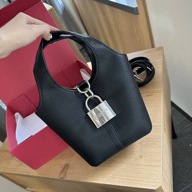 折叠礼盒包装 巴黎世家锁头包 菜篮子 Balenciaga Locker Hobo锁头包小号 个性不羁爱自由 说的就是巴神吧 别人大logo 咱就搞个大锁头 大