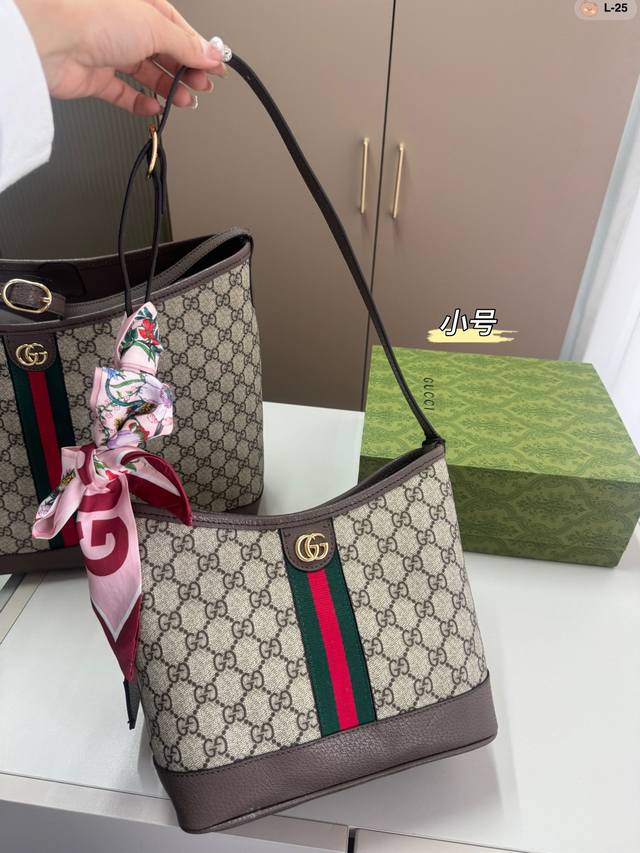 小 酷奇gucci 托特包 轻松演绎复古时髦 包型挺阔 简约而不简单不需要过多的装饰 日常搭配春款休闲西装和外套就能将高级感体现的淋漓尽致 L-25尺寸35 2