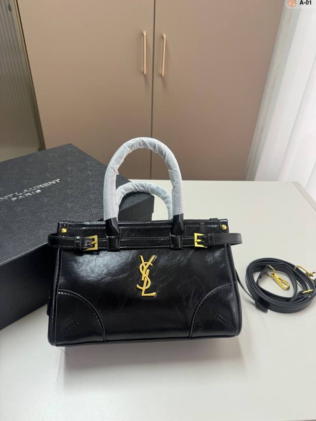 圣罗兰ysl 机车腋下包 配长肩带 可单肩可斜挎 完美诠释繁复主义美学 上身真的很绝 非常减龄的一款包 A-01尺寸22.10.14配盒