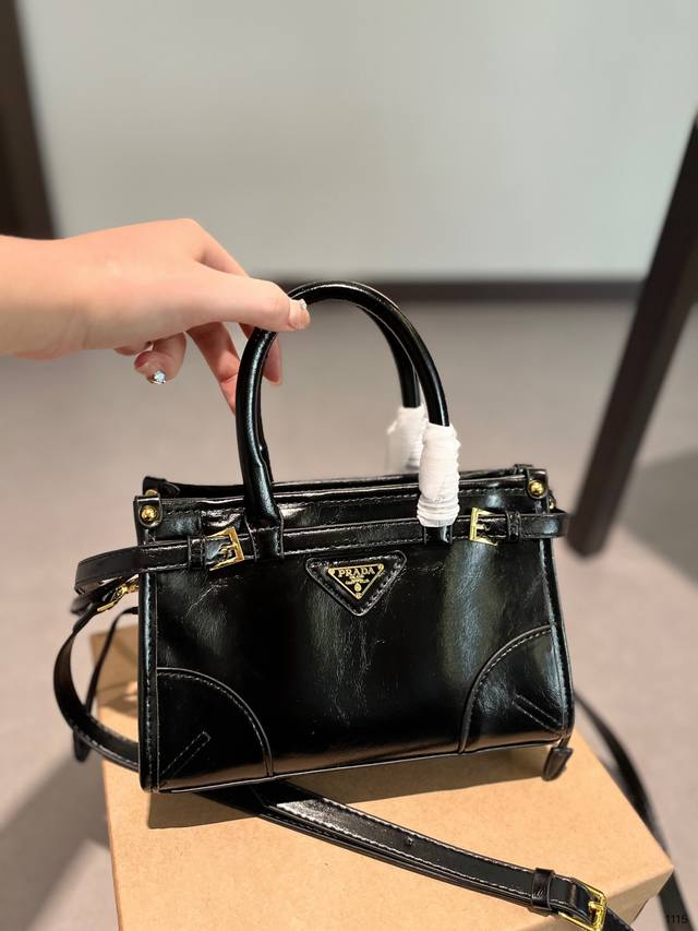 配盒子 Ysl 新品 非常实用和百搭.这个款满轻便又耐用的一款 容量也ok尺寸 22.14