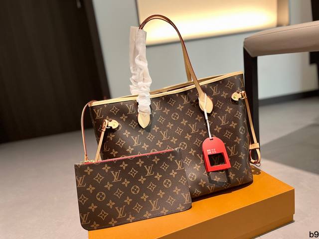 Lv Neverfull购物袋 N41605Lv 家的经典王牌 超大容量的设计作为妈咪包和ol通勤都是妥妥 滴,出镜率 最高的包款 条纹内衬完全不单调沉闷 设计