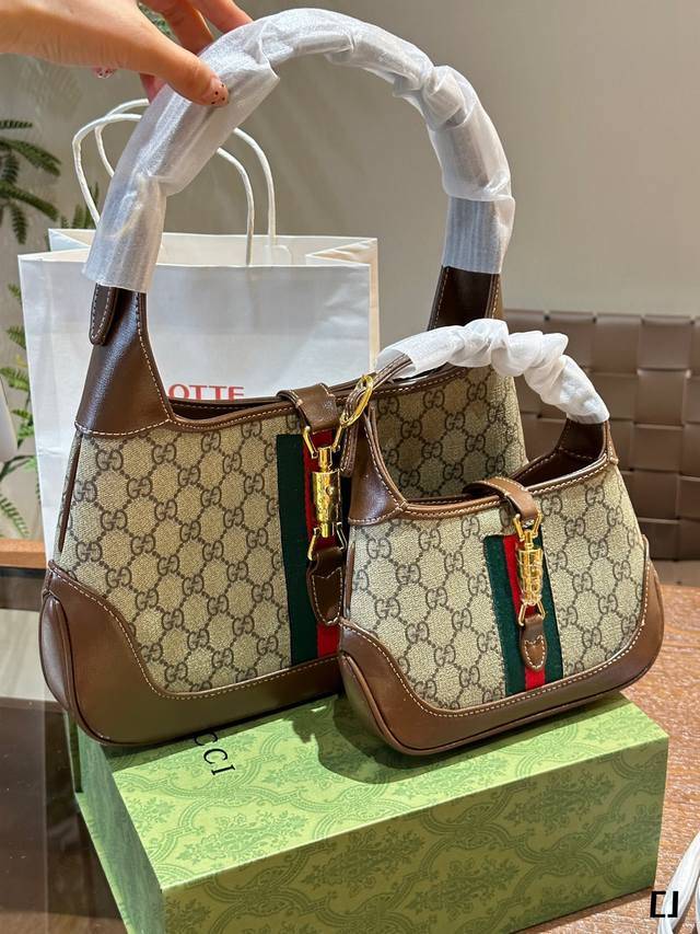 Gucci1961 Jackie Nimi包 Web织带+老花logo帆布印花+棕色皮革饰边小小一只精致可爱非常的百搭 肩带可以变换长短单肩手提皆可 基础的纸巾