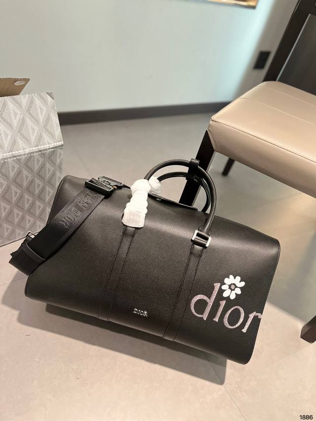 尺寸47.26 配礼盒 迪奥dior 手提托特包旅行袋 非常经久耐用 日常最好打理了 比利时提花工艺 有细微的 Dior字母纹理感 超复古配色 和家里衣橱里各种