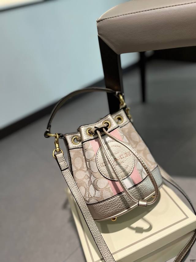 Coach 新款 Dempsey 系列迷你水桶包 酒红色系列 专柜款 定制面料 Logo五金 Logo内衬 尺寸 小号 15 20Cm 配礼盒