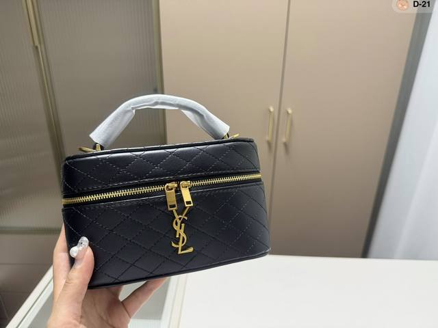 Ysl 圣罗兰精致女神推荐入手呦 美貌与实用并存 内里隔层方便收纳 出行必备化妆包收纳包 D-21尺寸17.7.11折叠盒