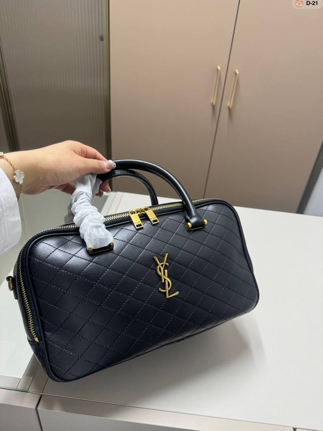 圣罗兰 Ysl 保龄球 饭盒包 手提 复古又可爱 率性时尚的风格哇 让人一见倾心 更是随性时髦的标志 又是大火的节奏呀 简直绝绝子 D-21尺寸28.14.17