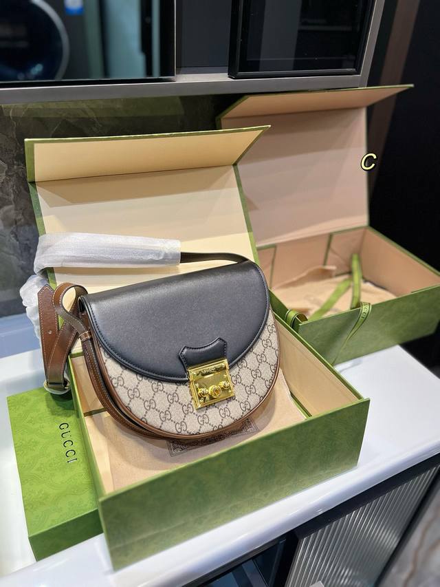 礼盒包装 纯皮 Gucci 古奇 新品爆款 Padlock 纯色马鞍包 倪妮同款 原单品质 质感 细节精致 肩带可调节 搭配性更高 拿起就能出门 让抢镜指数飙升