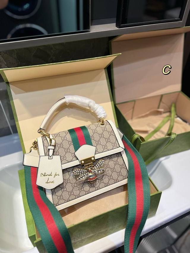 折叠礼盒 Gucci 酷奇蜜蜂海军包gucci 玛格丽特皇后 玛格丽特皇后 原版复古五金 牛皮版本最新确立的小蜜蜂品牌元素惊艳亮相之后 Queen Margar