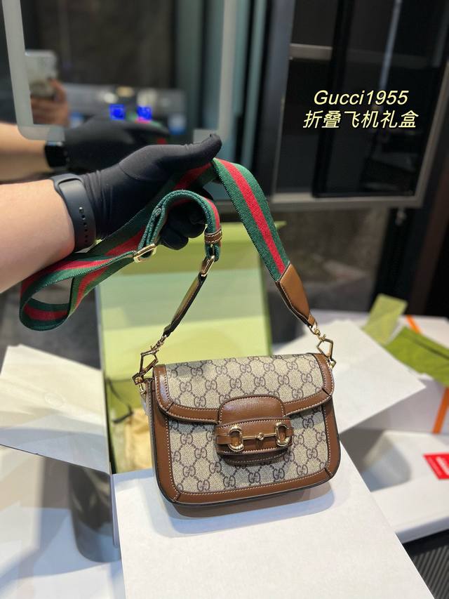 折叠飞机 纯皮 Gucci1955一个包搭配2条肩带 完全是三种风格 第一条是当下大火的老花织带 第二条是干练的皮肩带 貌美如花的1955 Gg 迷你马鞍包 真