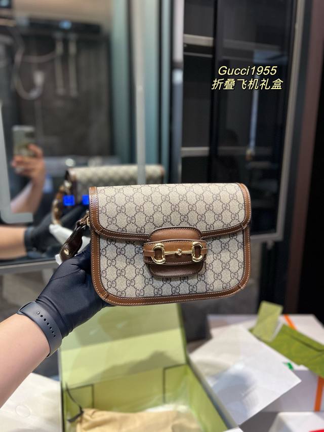 折叠飞机 纯皮 Gucci 酷奇 Horsebit Bag 全新复古风格马鞍包 名字也非常特别 1955 Horsebit Bag 经典的马衔扣+Monogra