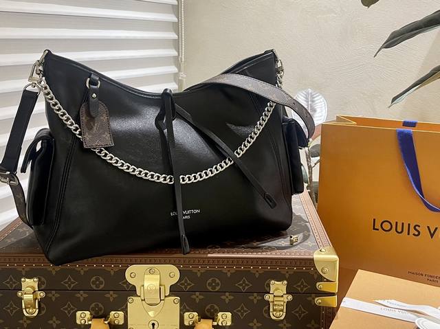 折叠礼盒 Lv 新款 Carryall 终于背上这个新款啦 超好看特别是这种随 性的一个风格加上羊皮的一个光滑柔软的质感真的 觉 女生背就更酷啦 酷酷女孩 休闲