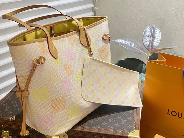 原单变色皮 折叠礼盒 Lv Nf 24新品 Neverfull 购物袋 入门级的款式哦 绝对的终身款 此物经典不言而喻 街拍和实用都是非常nb的选择 大家拿到后