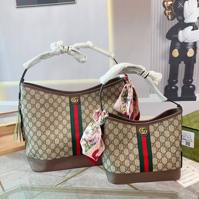 小号礼盒 Gucci 从品牌秀场中学到了安可拉红元素的搭配 看起来很有质感的同时又不过分张扬 和格雷系穿搭撞出了时髦火花铁 Ancora 意大利语中代表 再次