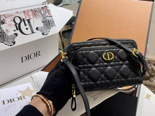 原版皮 折叠礼盒 官网飞机箱 Dior 新品 Caro 双层相机包 手袋采用 小羊皮革精心制作 以标志性的藤格纹针脚打造绗缝细节 材质柔软 拉链饰以复古金色饰