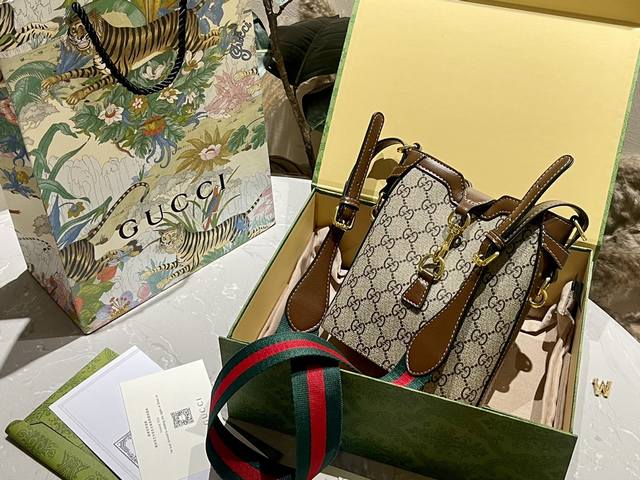 折叠礼盒 Gucci Ancora小包上身 新款的ancora小水桶打破传统水桶包的厚版型 拥有超大容量的同时 也可以贴合身材 时尚与街头主义结合 新设计师果然