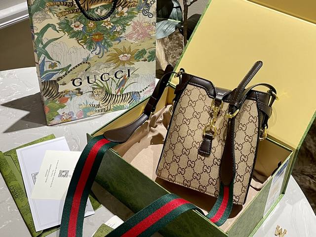 折叠礼盒 Gucci Ancora小包上身 新款的ancora小水桶打破传统水桶包的厚版型 拥有超大容量的同时 也可以贴合身材 时尚与街头主义结合 新设计师果然