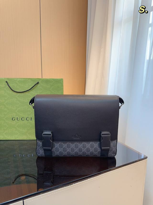 Gucci 男士大容量新款邮差包 新品 Gucci新品男士邮差包更新啦 更大容量 版型更具设计感100作为广大男性通勤和日常出行的男士单品 邮差包肯定是首选名单