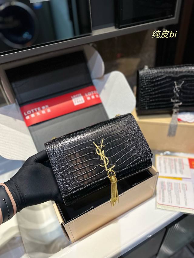 礼盒包装 圣罗兰牛皮王子文同款 Woc 链条包 圣罗兰 Ysl 专柜最新同步款 来自最新一季的绝妙设计 经典的monogram Logo点缀 超大容量 五金更是