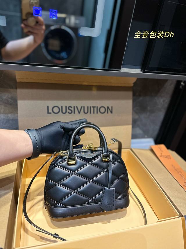 折叠飞机礼盒 Lv Lv Alma Bb Mini贝壳包 原版高品质 包包这款retiro 手袋以标志性的老花面料制成 经典永恒 优雅低调的外形设计和宽敞的包身