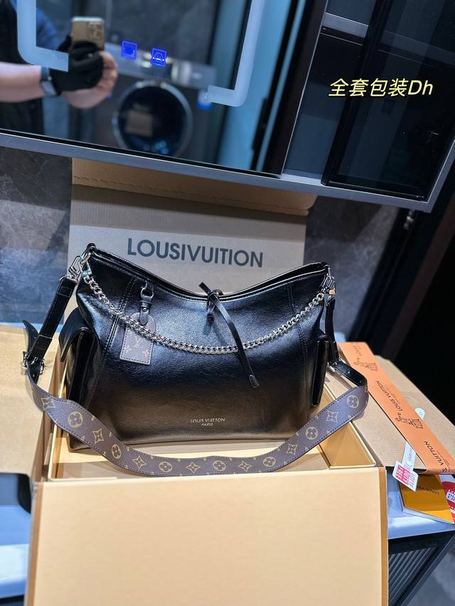 折叠飞机礼盒 Lv 新款 Carryall 终于背上这个新款啦 超好看特别是这种随 性的一个风格加上羊皮的一个光滑柔软的质感真的 觉 女生背就更酷啦 酷酷女孩