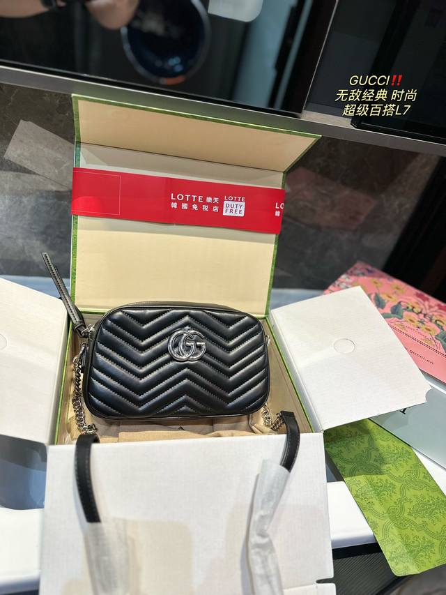 折叠礼盒 原单gucci Marmont So Black爆款相机包 Gucci专用原版皮 原版鹿皮内里 Zp品质 颇具结构感的包包 配以手工刺绣间面线细节 采