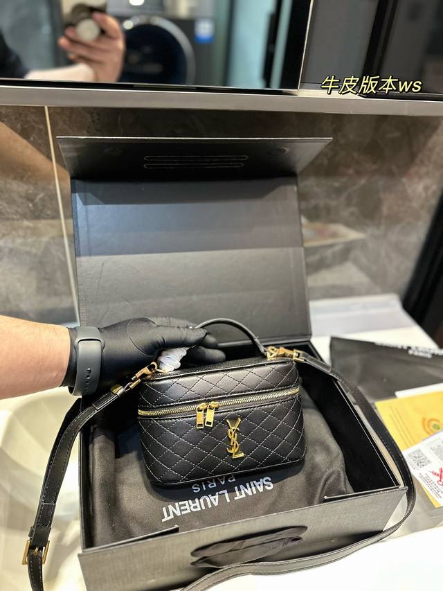 礼盒包装 Ysl Mini Gaby Rose 同款哟 Ysl 盒子包 慵懒随性又好背 上身满满的惊喜 高级慵懒又随性 彻底心动的一只 Size 18 12Cm