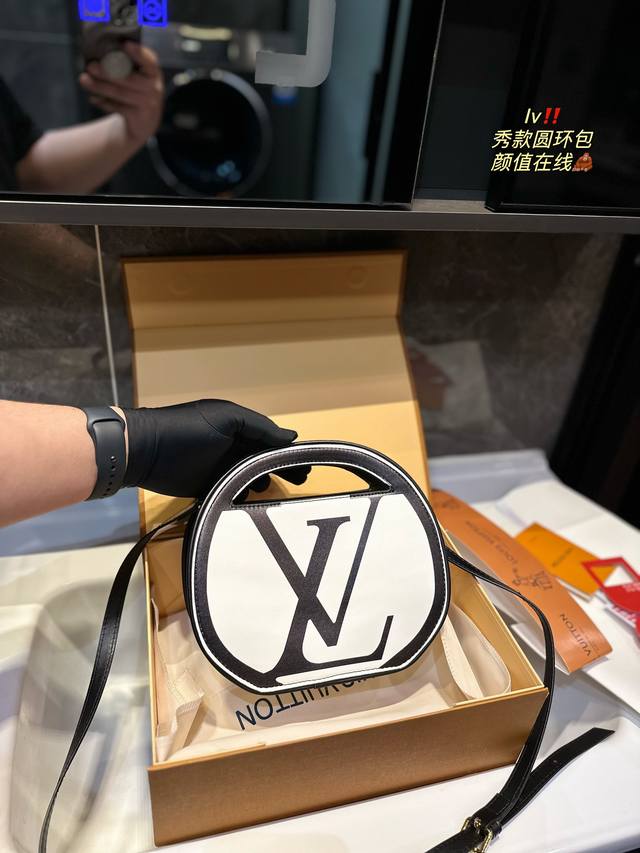 折叠礼盒 Lv2024秀款圆环包 这样的神仙包怎么能错过 顶级面料的质感简直无敌了品相极其完美 一款四季都能驾驭的包包 时尚感爆棚啦 尺寸22 20