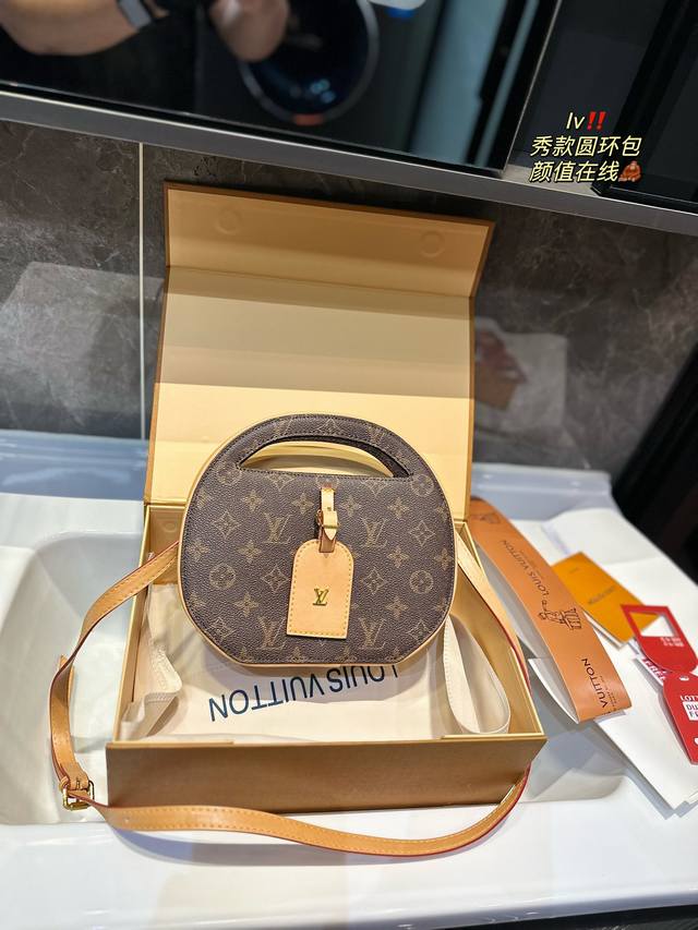 折叠礼盒 Lv2024秀款圆环包 这样的神仙包怎么能错过 顶级面料的质感简直无敌了品相极其完美 一款四季都能驾驭的包包 时尚感爆棚啦 尺寸22 20